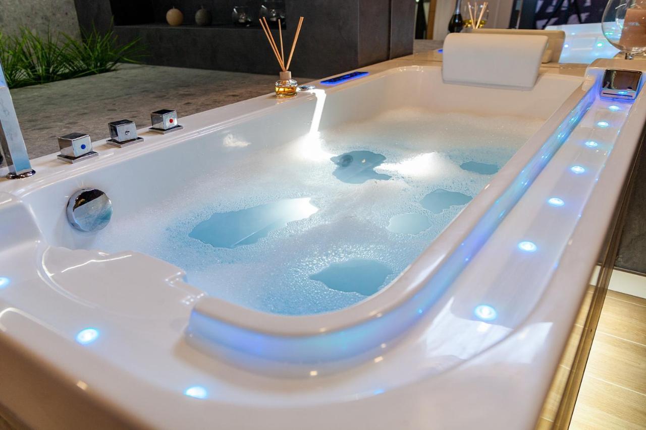 Royal Vip Jacuzzi Apart Λβιβ Εξωτερικό φωτογραφία