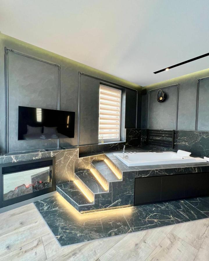 Royal Vip Jacuzzi Apart Λβιβ Εξωτερικό φωτογραφία
