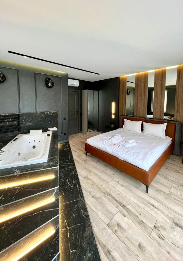 Royal Vip Jacuzzi Apart Λβιβ Εξωτερικό φωτογραφία