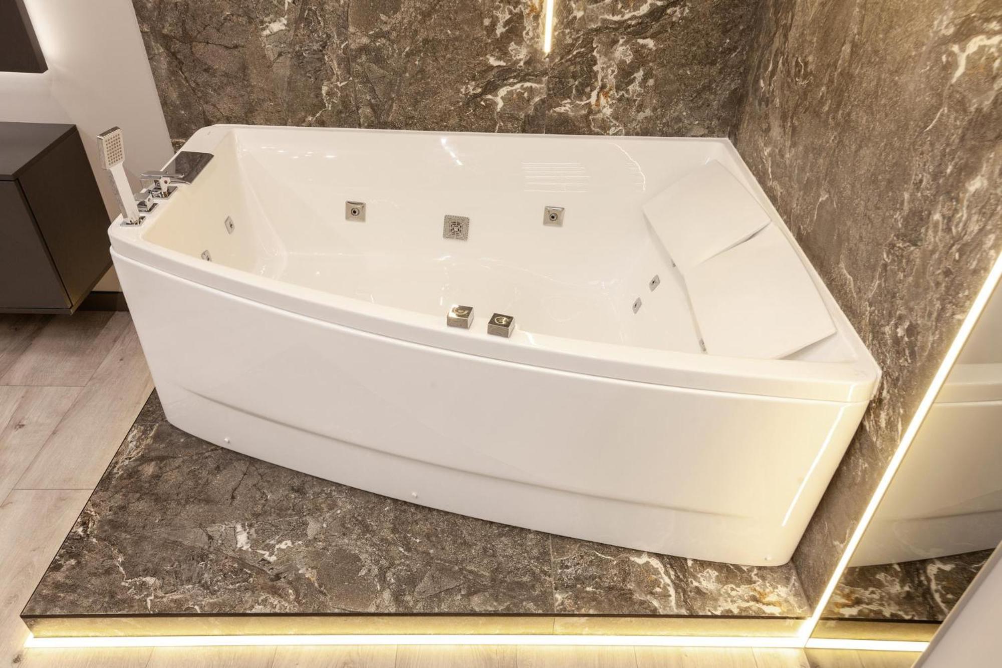 Royal Vip Jacuzzi Apart Λβιβ Εξωτερικό φωτογραφία